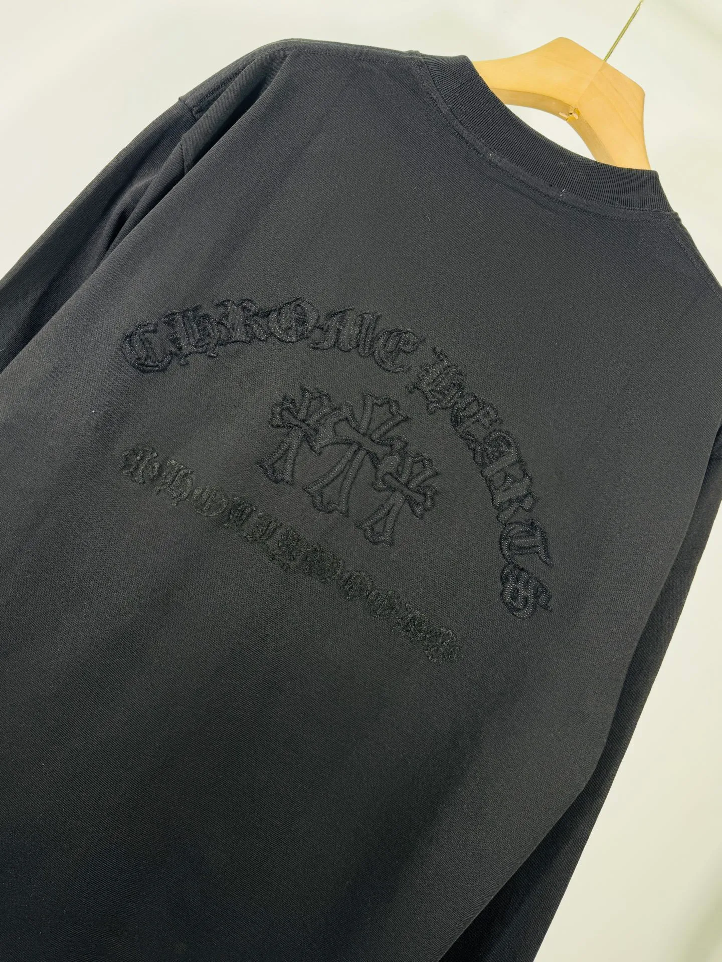 P280 top version, real shot without P, ​​different from market currency) 𝗖𝗵𝗿𝗼𝗺𝗲 𝗛𝗲𝗮𝗿𝘁𝘀/Cro Heart 2025 Autumn and Winter Horseshoe Cross Appliqué Embroidered Couple Casual Long Sleeve 👑The highest version! Customized fabric 320g fabric! Horseshoe cross patch is a best-selling model at the counter and is very comfortable to wear. Accessories: original molded and authenticated collar label➕100% silk wash label. Genuine purchase-grade original hangtag➕matching hanging rope➕3D hanging beads➕original packaging bag. Craftsmanship: The original version has consistent wiring! The highest version of the armhole matching technique! Color: Black White Size: S M L XL XXL